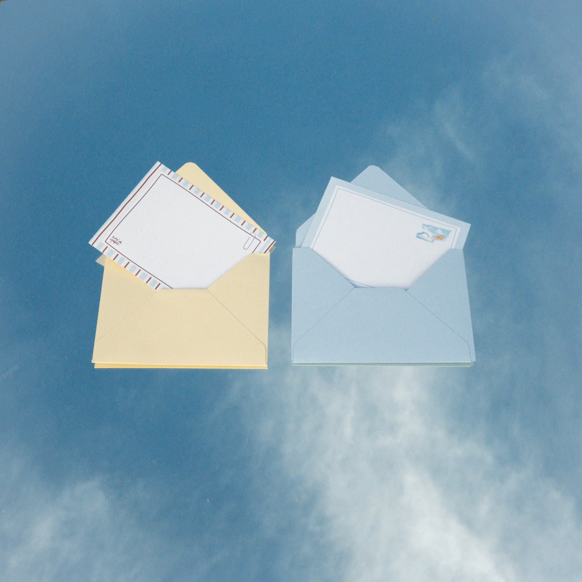 Mini letter cards and envelopes from the El club del cielo azul kit, in yellow and sky blue.