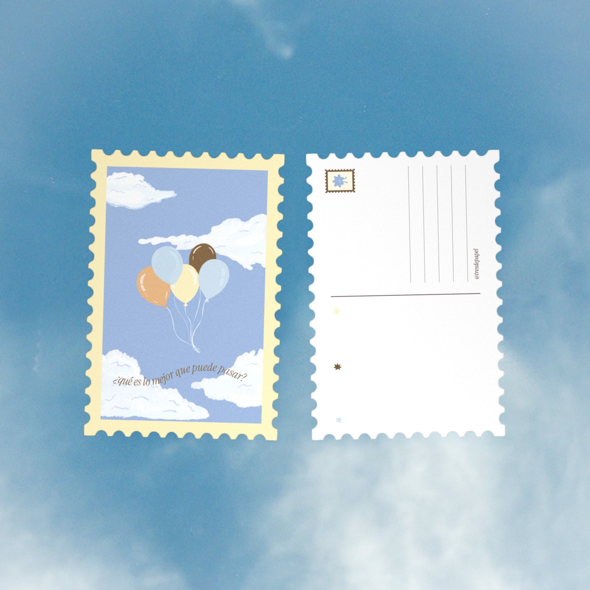 Postal del kit El club del cielo azul, troquelada en forma de estampilla: al frente unos globos sobre el cielo, al reverso las líneas para escribir y enviar.