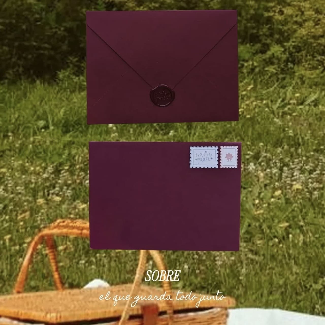 Sobre vino tinto del kit The Whimsy Archive, cerrado con sello de lacre y con estampillas ilustradas.